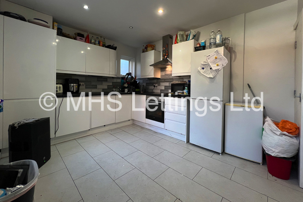 Photo of 5 Bedroom Mid Terraced House in 4 St. Michaels Terrace, Leeds, LS6 3BQ