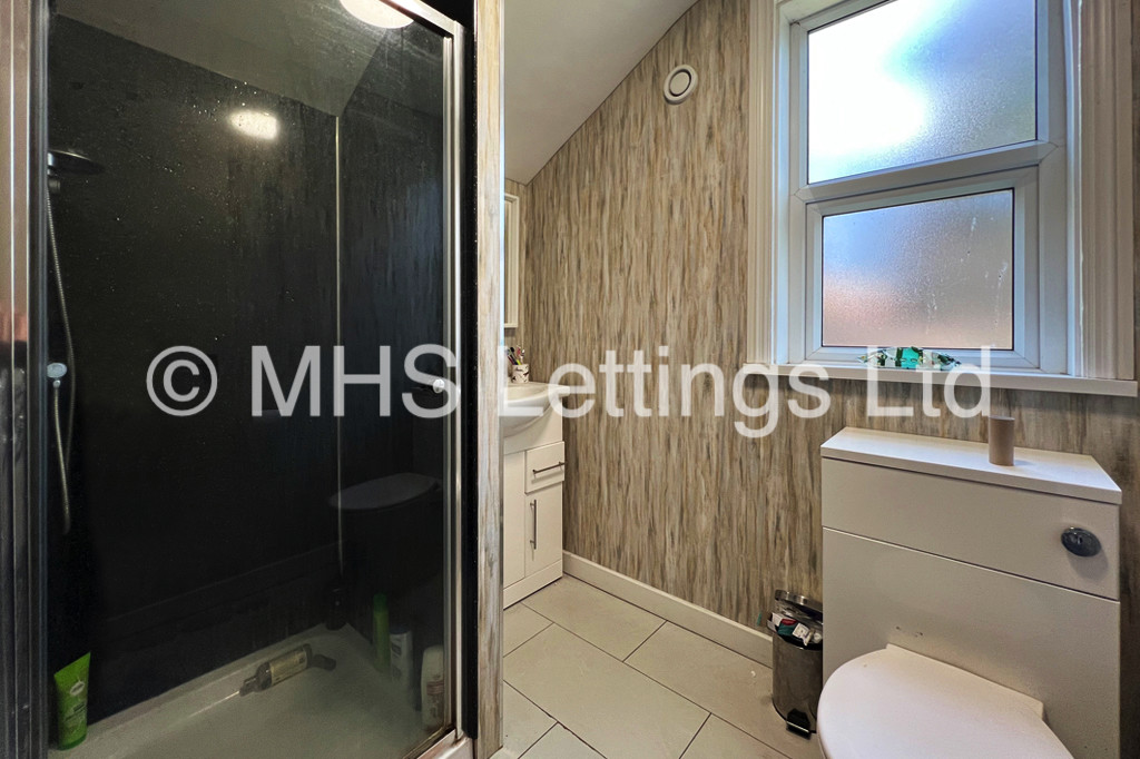 Photo of 5 Bedroom Mid Terraced House in 4 St. Michaels Terrace, Leeds, LS6 3BQ