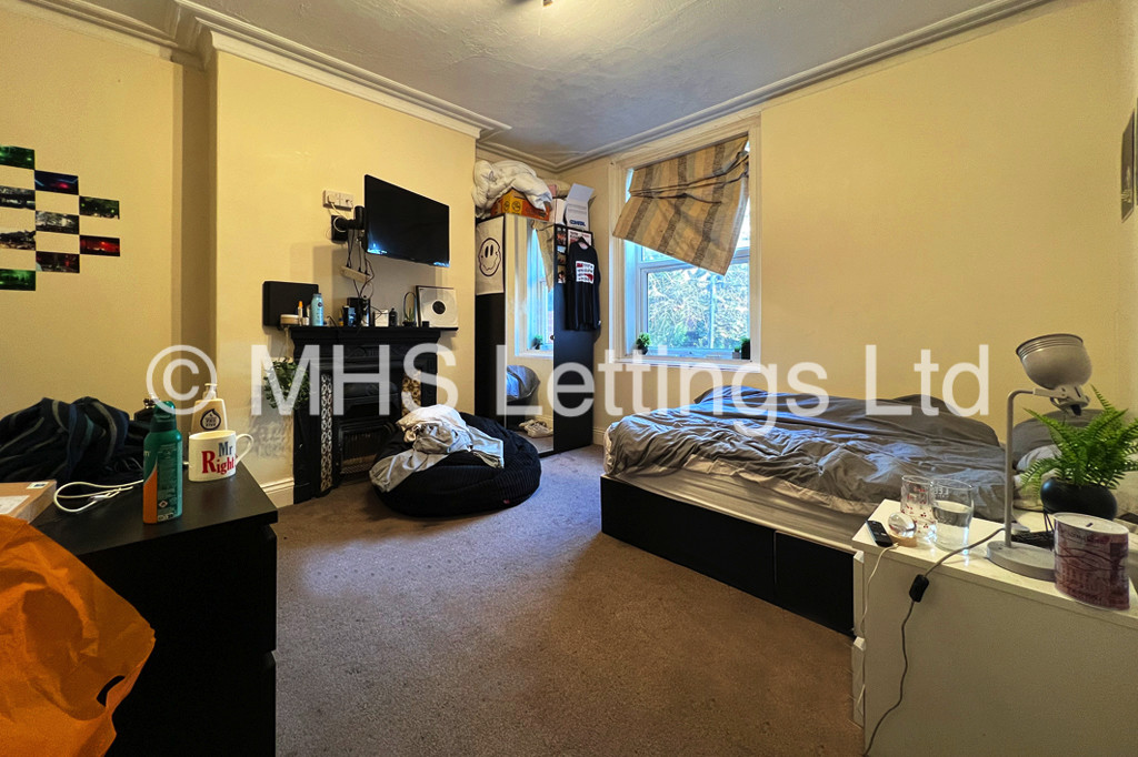 Photo of 5 Bedroom Mid Terraced House in 4 St. Michaels Terrace, Leeds, LS6 3BQ