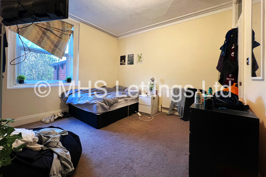 Photo of 5 Bedroom Mid Terraced House in 4 St. Michaels Terrace, Leeds, LS6 3BQ