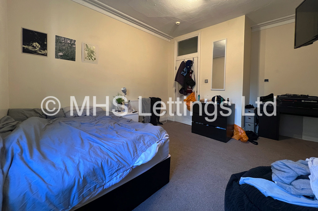 Photo of 5 Bedroom Mid Terraced House in 4 St. Michaels Terrace, Leeds, LS6 3BQ