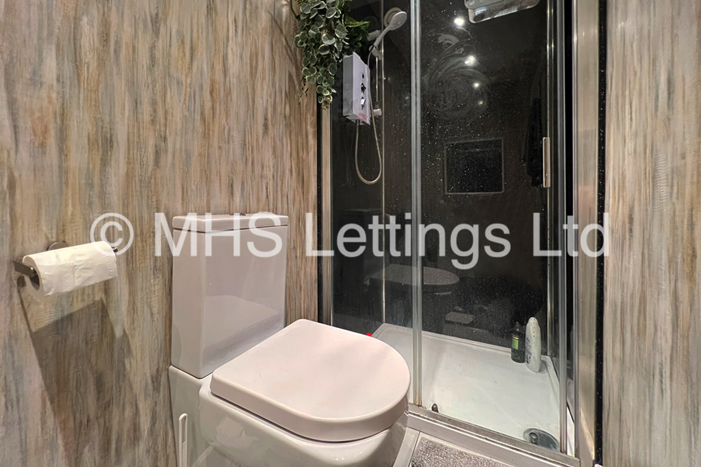 Photo of 5 Bedroom Mid Terraced House in 4 St. Michaels Terrace, Leeds, LS6 3BQ