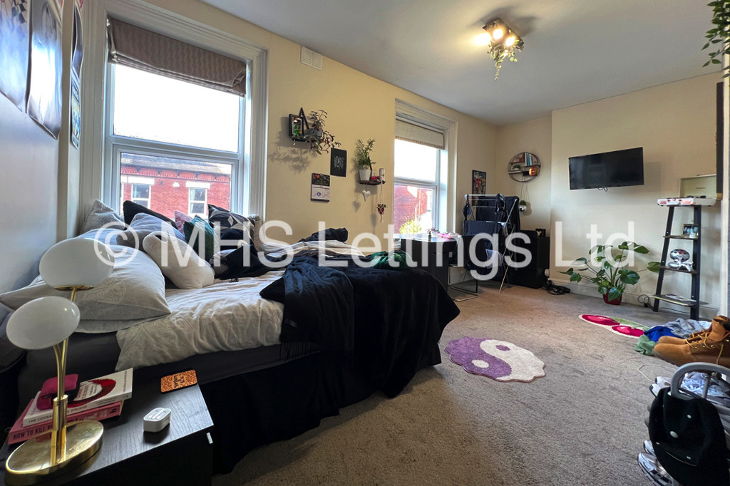 Photo of 5 Bedroom Mid Terraced House in 4 St. Michaels Terrace, Leeds, LS6 3BQ