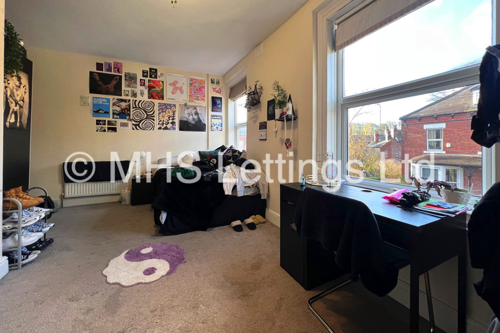 Photo of 5 Bedroom Mid Terraced House in 4 St. Michaels Terrace, Leeds, LS6 3BQ