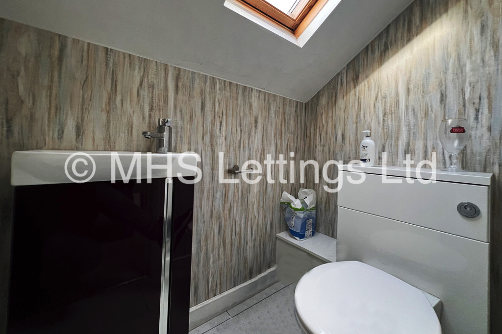 Photo of 5 Bedroom Mid Terraced House in 4 St. Michaels Terrace, Leeds, LS6 3BQ