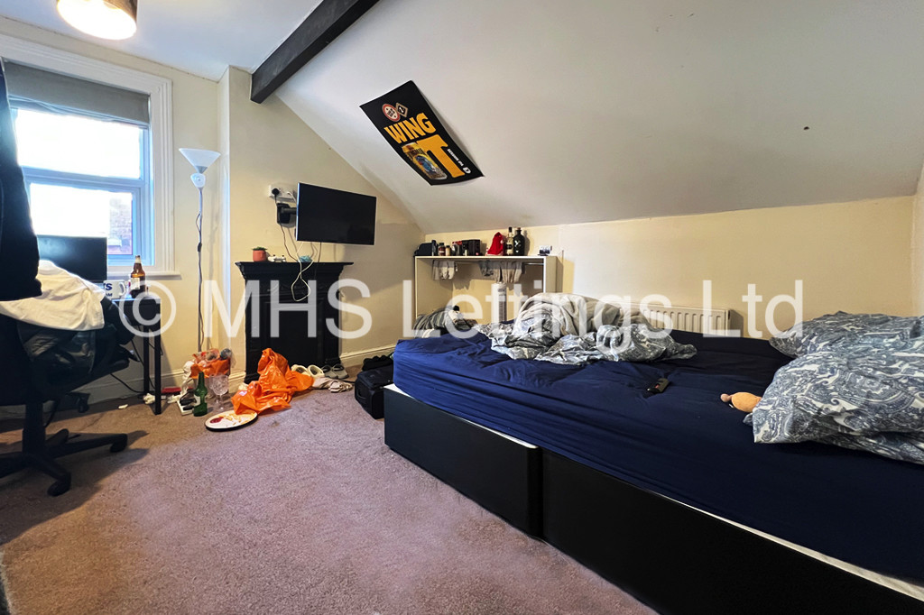 Photo of 5 Bedroom Mid Terraced House in 4 St. Michaels Terrace, Leeds, LS6 3BQ