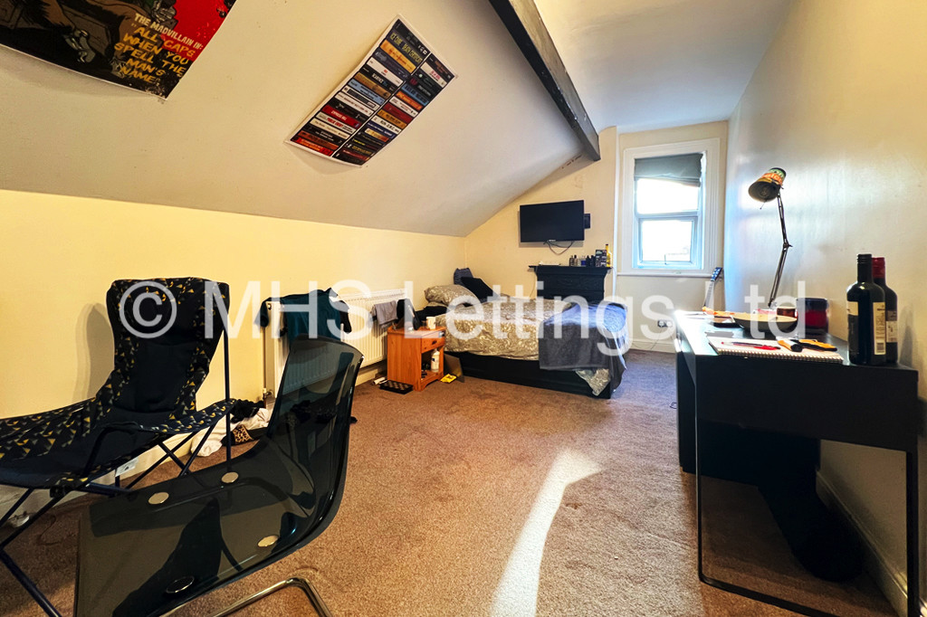 Photo of 5 Bedroom Mid Terraced House in 4 St. Michaels Terrace, Leeds, LS6 3BQ