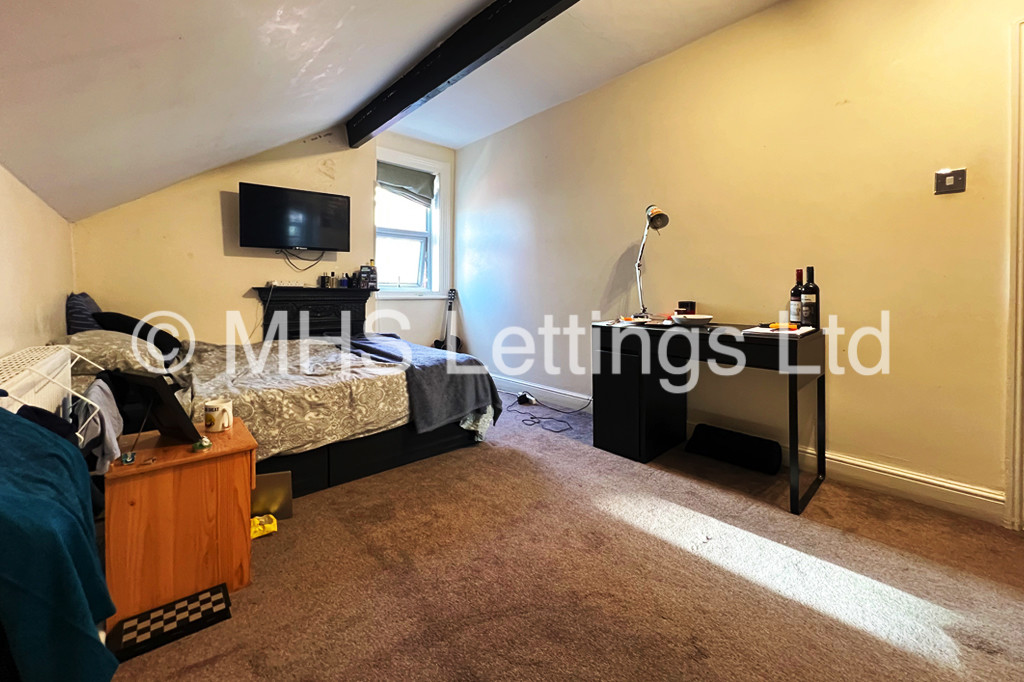 Photo of 5 Bedroom Mid Terraced House in 4 St. Michaels Terrace, Leeds, LS6 3BQ