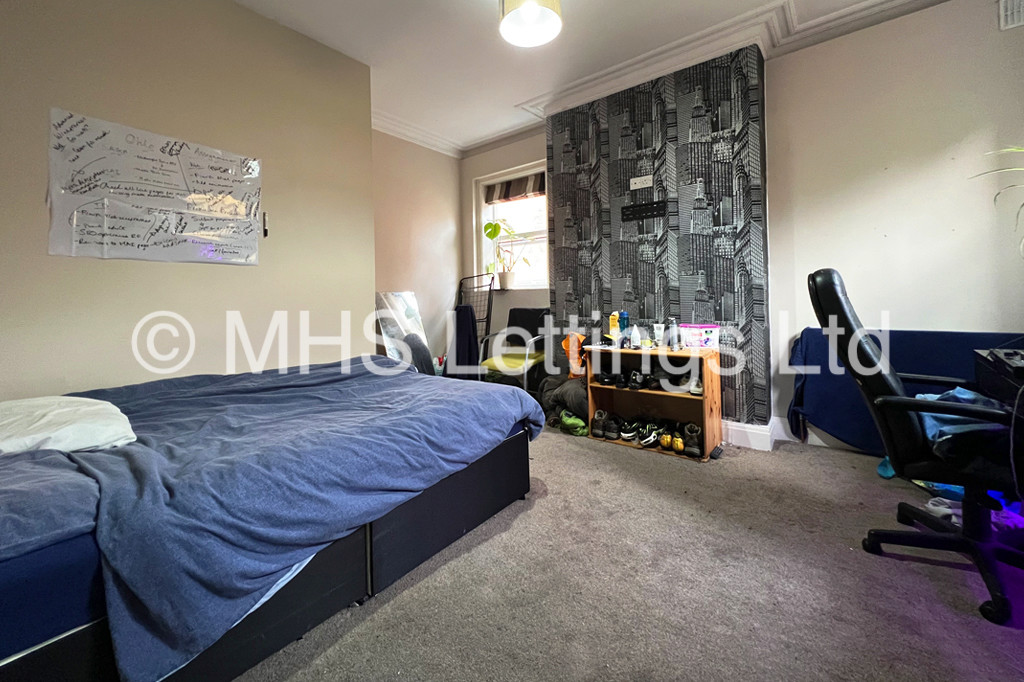 Photo of 5 Bedroom Mid Terraced House in 12 St. Michaels Terrace, Leeds, LS6 3BQ