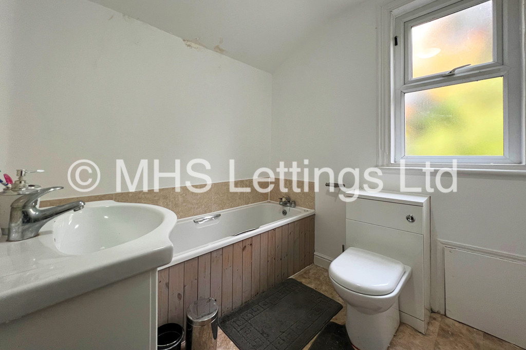 Photo of 5 Bedroom Mid Terraced House in 12 St. Michaels Terrace, Leeds, LS6 3BQ