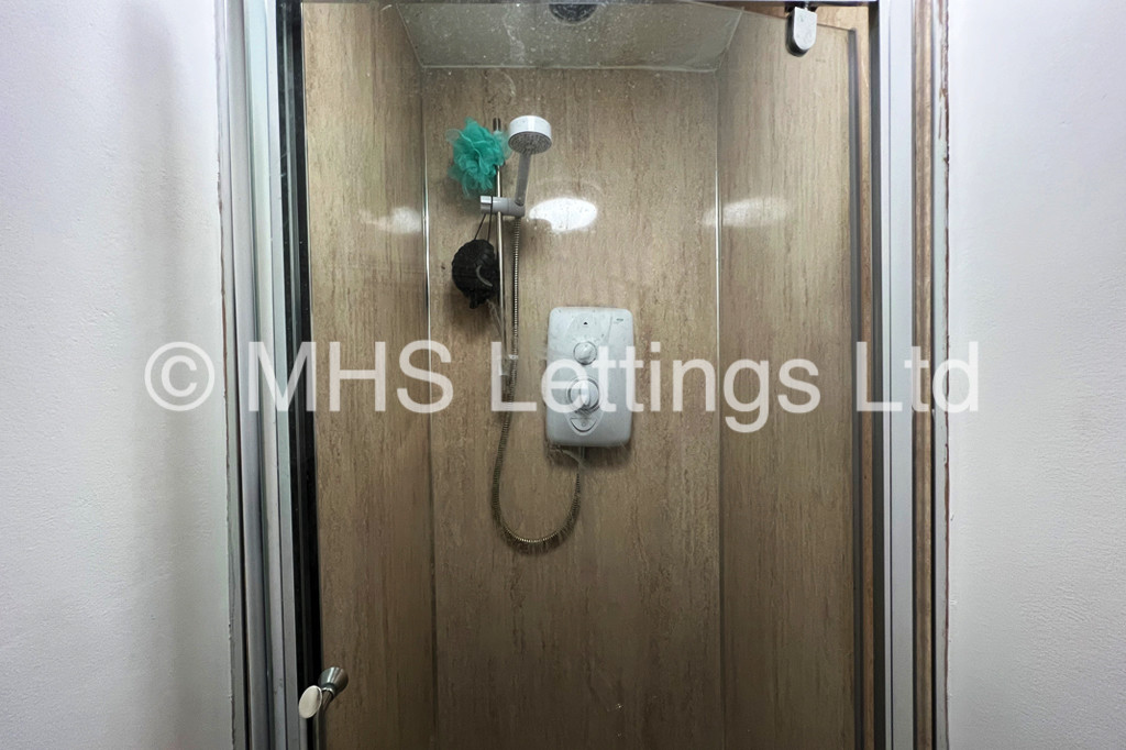 Photo of 5 Bedroom Mid Terraced House in 12 St. Michaels Terrace, Leeds, LS6 3BQ