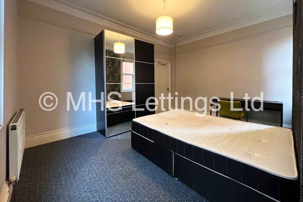 Photo of 5 Bedroom Mid Terraced House in 12 St. Michaels Terrace, Leeds, LS6 3BQ