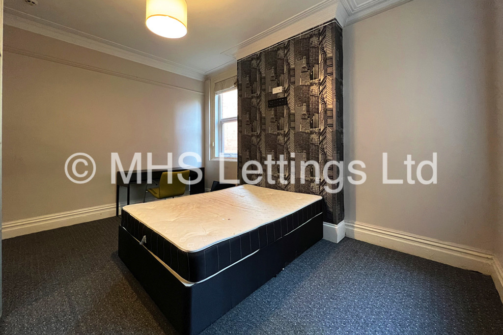 Photo of 5 Bedroom Mid Terraced House in 12 St. Michaels Terrace, Leeds, LS6 3BQ