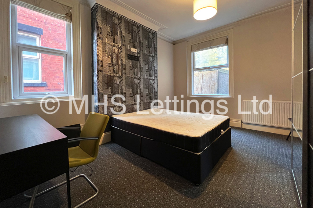 Photo of 5 Bedroom Mid Terraced House in 12 St. Michaels Terrace, Leeds, LS6 3BQ
