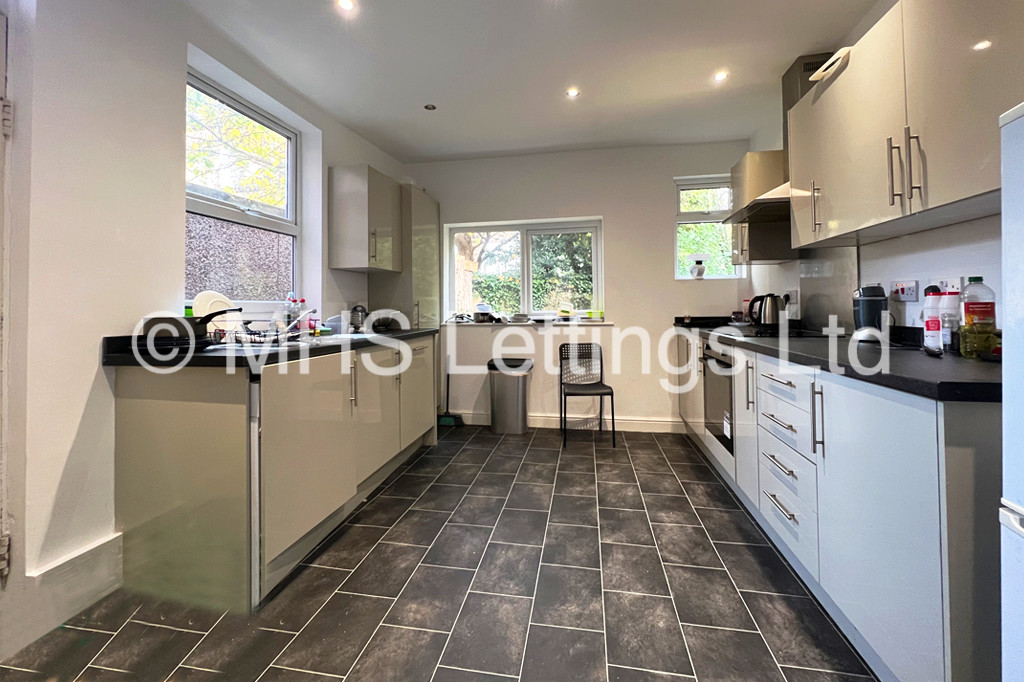 Photo of 5 Bedroom Mid Terraced House in 12 St. Michaels Terrace, Leeds, LS6 3BQ
