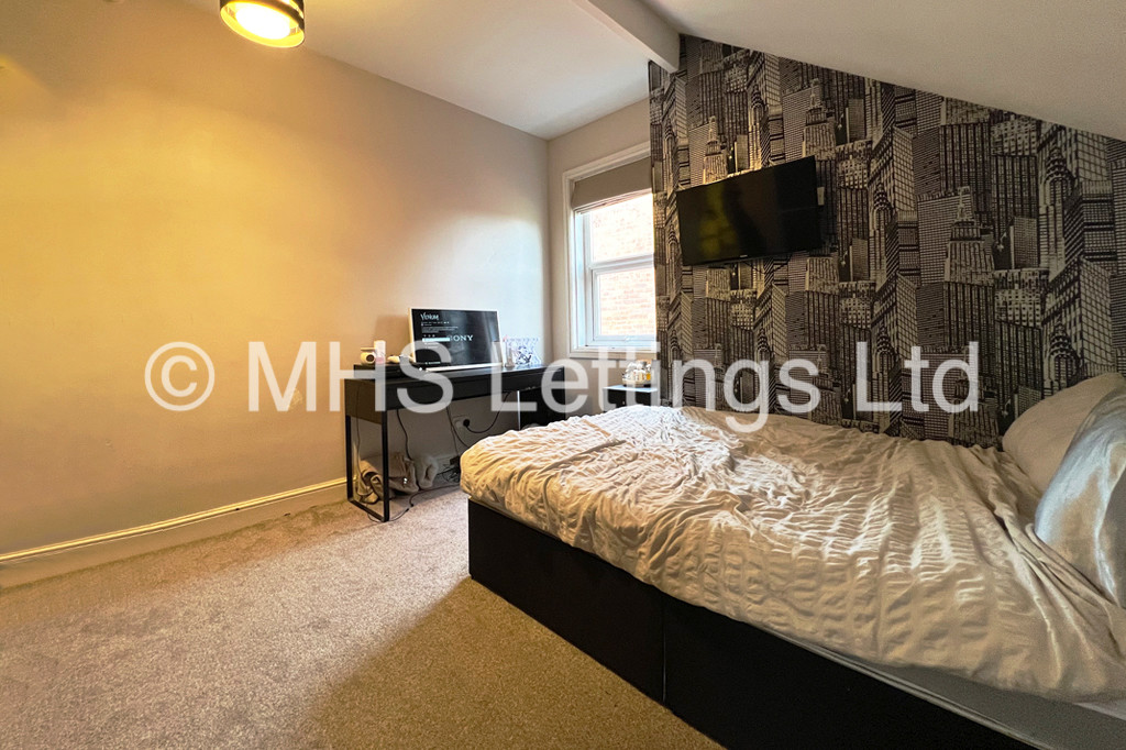 Photo of 5 Bedroom Mid Terraced House in 12 St. Michaels Terrace, Leeds, LS6 3BQ