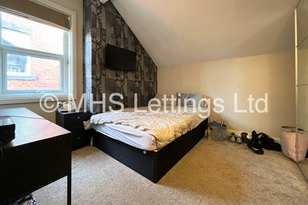 Photo of 5 Bedroom Mid Terraced House in 12 St. Michaels Terrace, Leeds, LS6 3BQ