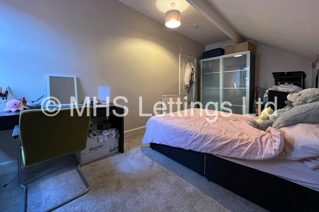 Photo of 5 Bedroom Mid Terraced House in 12 St. Michaels Terrace, Leeds, LS6 3BQ