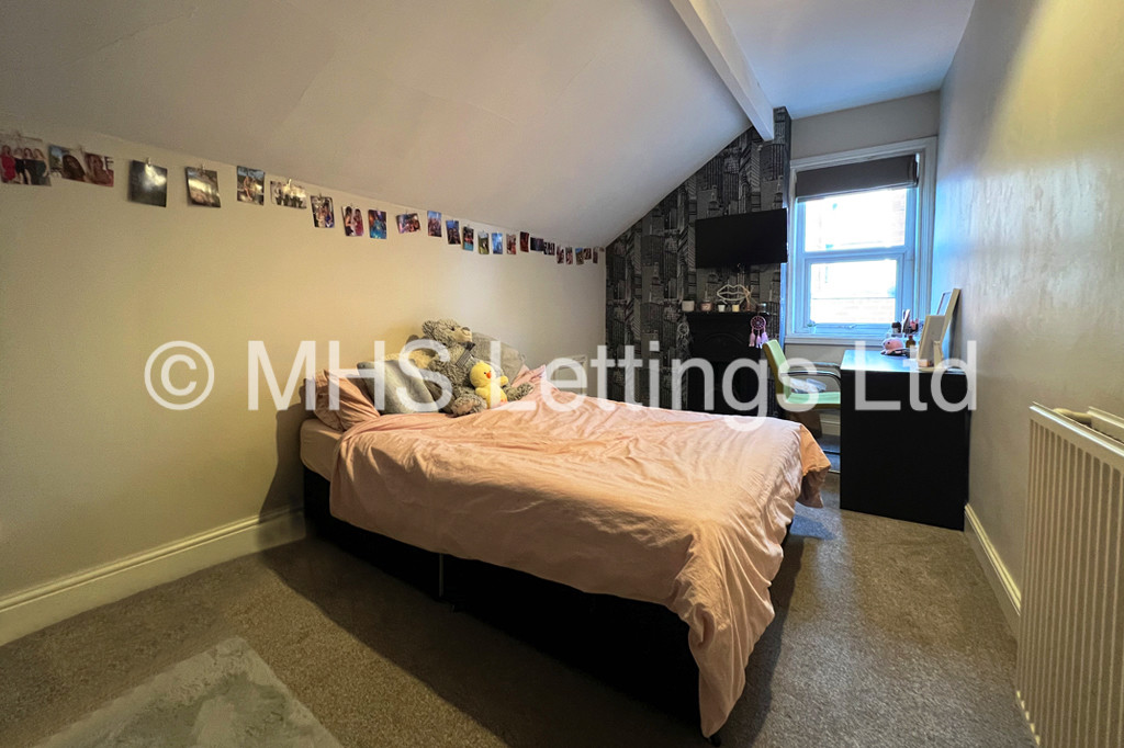Photo of 5 Bedroom Mid Terraced House in 12 St. Michaels Terrace, Leeds, LS6 3BQ