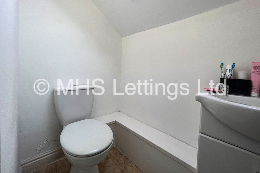 Photo of 5 Bedroom Mid Terraced House in 12 St. Michaels Terrace, Leeds, LS6 3BQ
