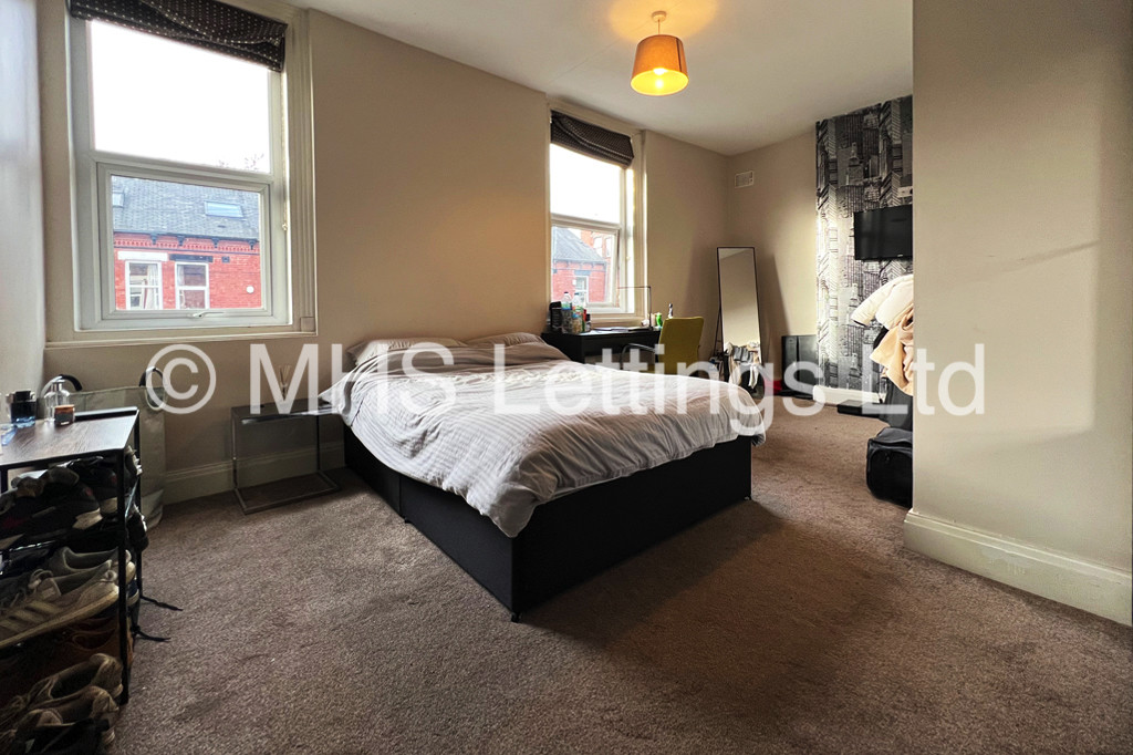 Photo of 5 Bedroom Mid Terraced House in 12 St. Michaels Terrace, Leeds, LS6 3BQ