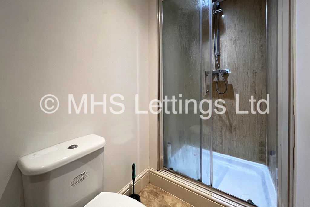 Photo of 5 Bedroom Mid Terraced House in 12 St. Michaels Terrace, Leeds, LS6 3BQ