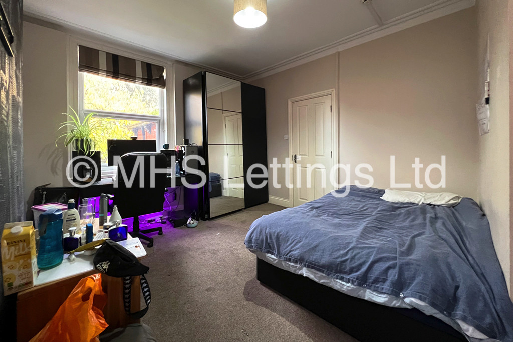 Photo of 5 Bedroom Mid Terraced House in 12 St. Michaels Terrace, Leeds, LS6 3BQ