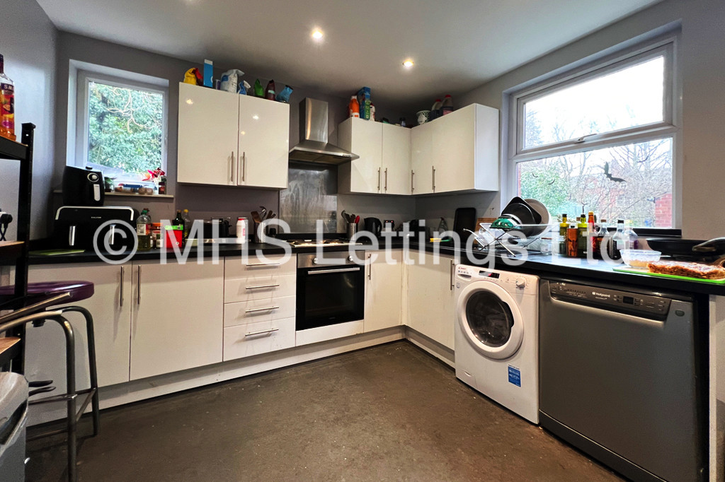 Photo of 5 Bedroom Mid Terraced House in 10 St. Michaels Terrace, Leeds, LS6 3BQ