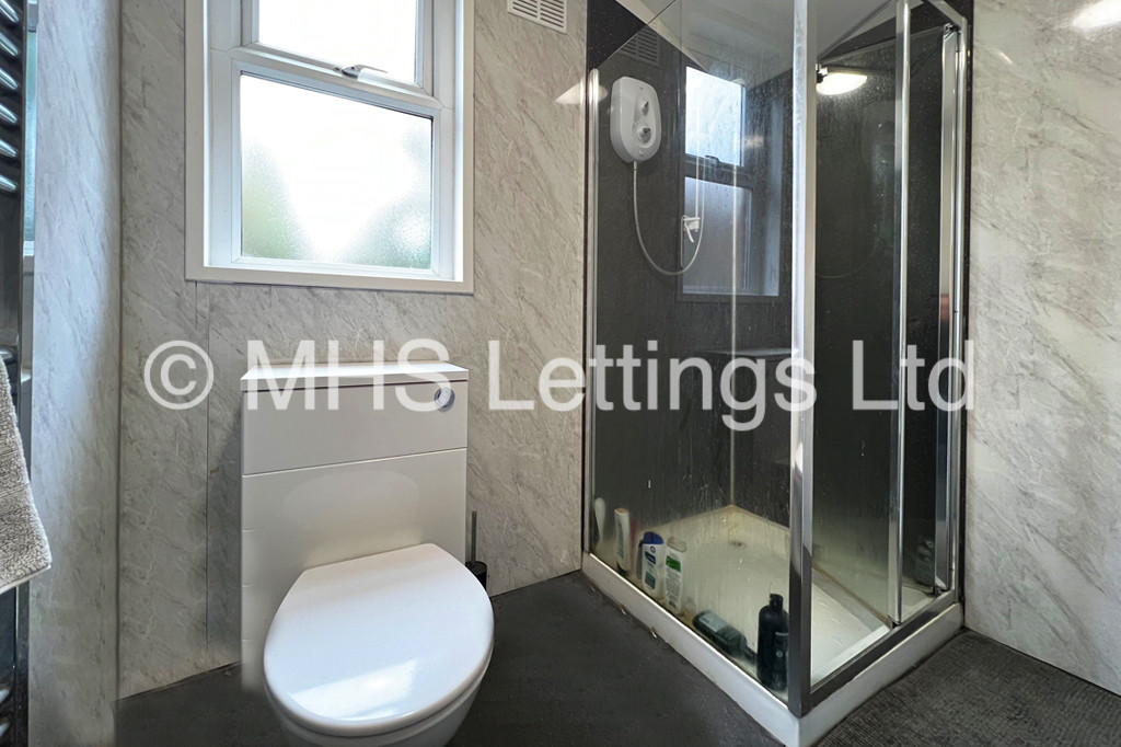 Photo of 5 Bedroom Mid Terraced House in 10 St. Michaels Terrace, Leeds, LS6 3BQ