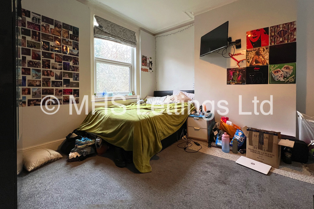 Photo of 5 Bedroom Mid Terraced House in 10 St. Michaels Terrace, Leeds, LS6 3BQ