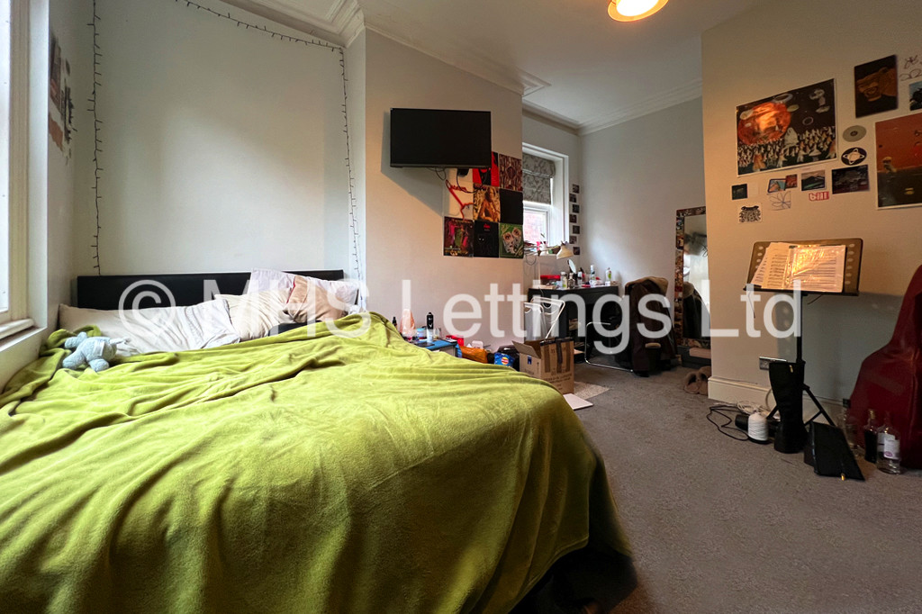 Photo of 5 Bedroom Mid Terraced House in 10 St. Michaels Terrace, Leeds, LS6 3BQ