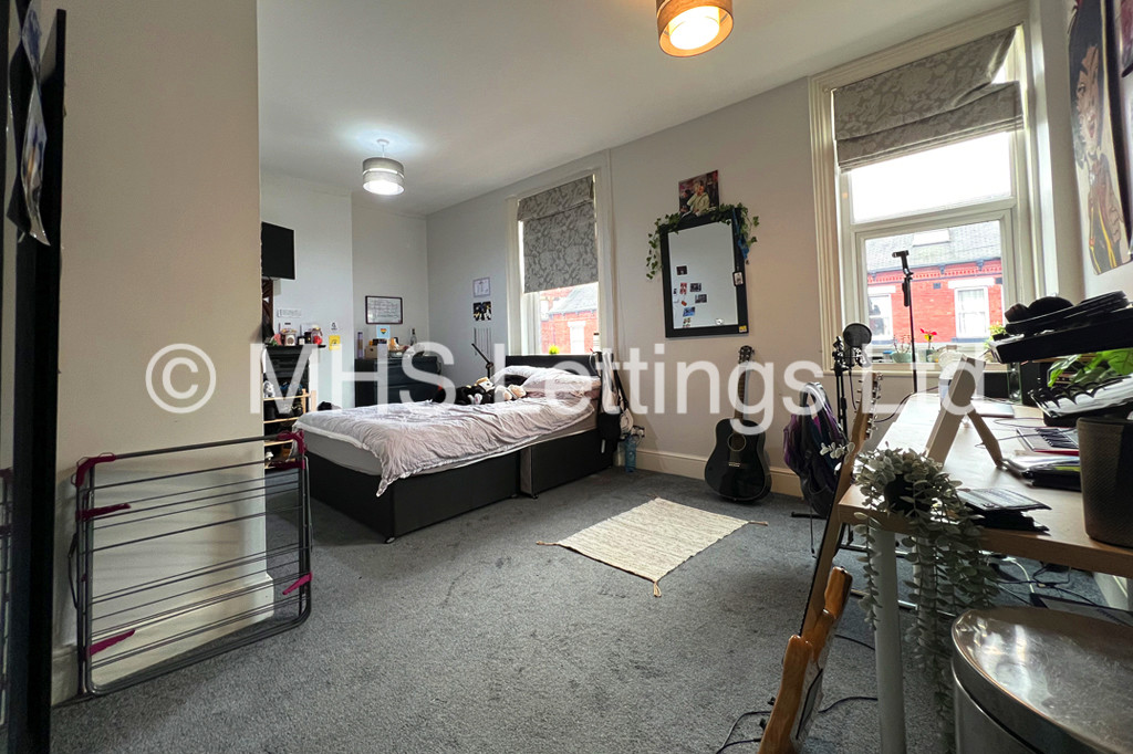 Photo of 5 Bedroom Mid Terraced House in 10 St. Michaels Terrace, Leeds, LS6 3BQ