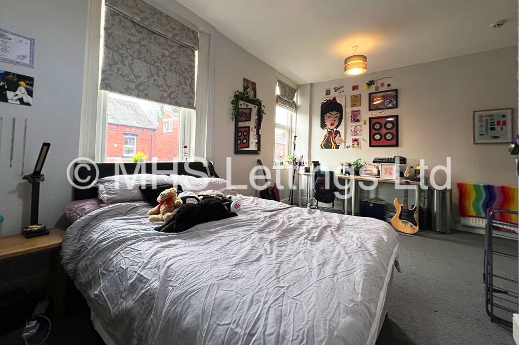 Photo of 5 Bedroom Mid Terraced House in 10 St. Michaels Terrace, Leeds, LS6 3BQ