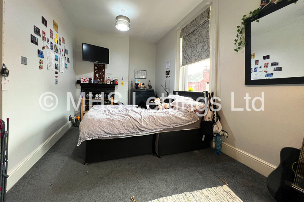 Photo of 5 Bedroom Mid Terraced House in 10 St. Michaels Terrace, Leeds, LS6 3BQ