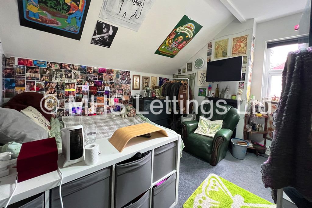 Photo of 5 Bedroom Mid Terraced House in 10 St. Michaels Terrace, Leeds, LS6 3BQ