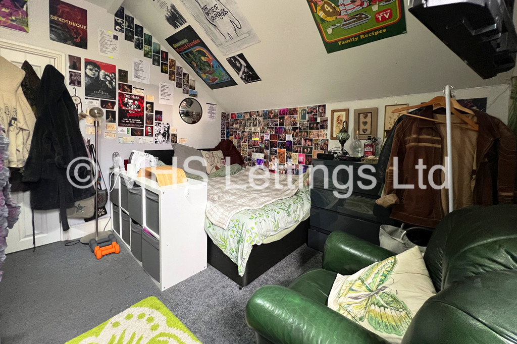 Photo of 5 Bedroom Mid Terraced House in 10 St. Michaels Terrace, Leeds, LS6 3BQ
