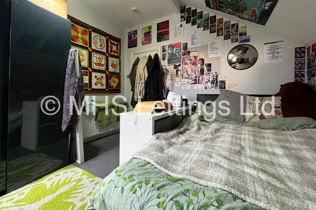 Photo of 5 Bedroom Mid Terraced House in 10 St. Michaels Terrace, Leeds, LS6 3BQ