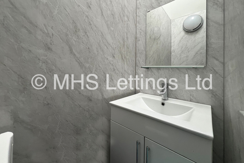 Photo of 5 Bedroom Mid Terraced House in 10 St. Michaels Terrace, Leeds, LS6 3BQ