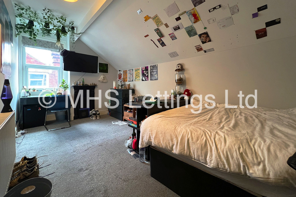 Photo of 5 Bedroom Mid Terraced House in 10 St. Michaels Terrace, Leeds, LS6 3BQ