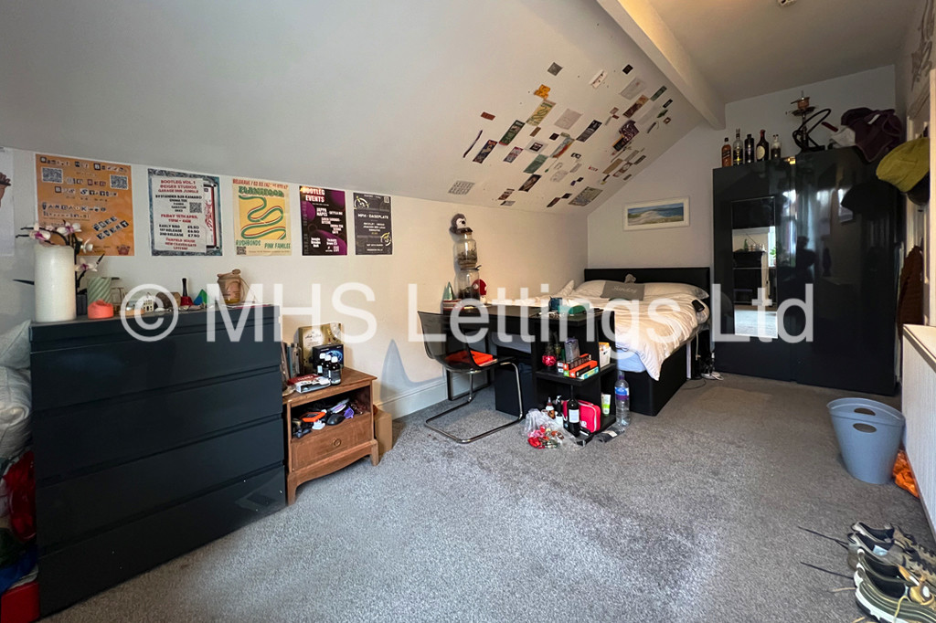 Photo of 5 Bedroom Mid Terraced House in 10 St. Michaels Terrace, Leeds, LS6 3BQ