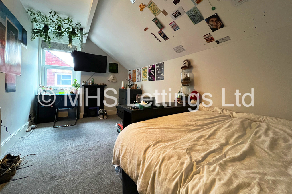Photo of 5 Bedroom Mid Terraced House in 10 St. Michaels Terrace, Leeds, LS6 3BQ
