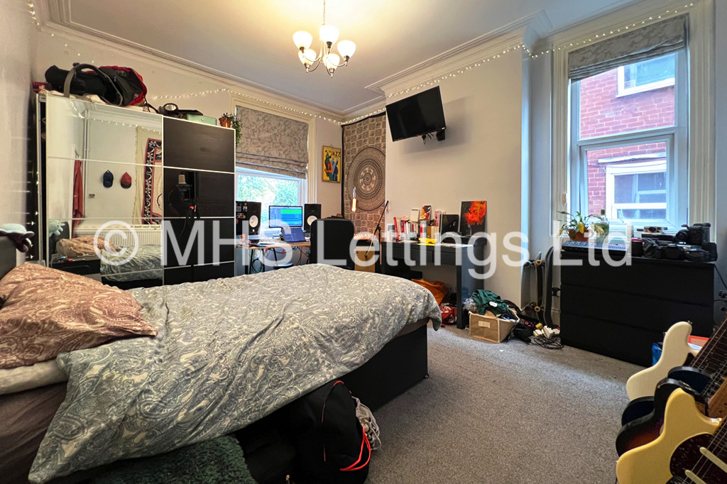 Photo of 5 Bedroom Mid Terraced House in 10 St. Michaels Terrace, Leeds, LS6 3BQ