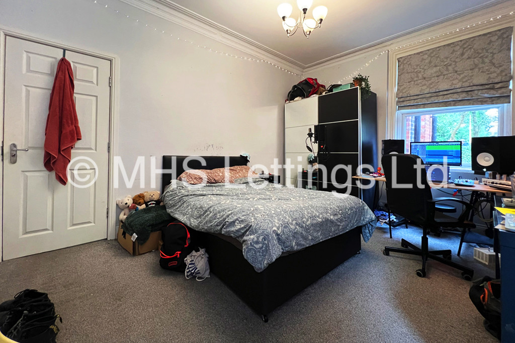 Photo of 5 Bedroom Mid Terraced House in 10 St. Michaels Terrace, Leeds, LS6 3BQ