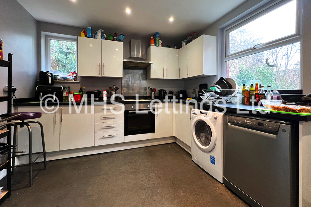 Photo of 5 Bedroom Mid Terraced House in 10 St. Michaels Terrace, Leeds, LS6 3BQ