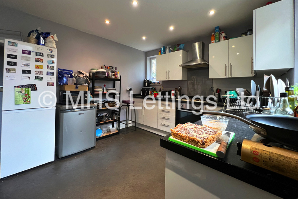 Photo of 5 Bedroom Mid Terraced House in 10 St. Michaels Terrace, Leeds, LS6 3BQ