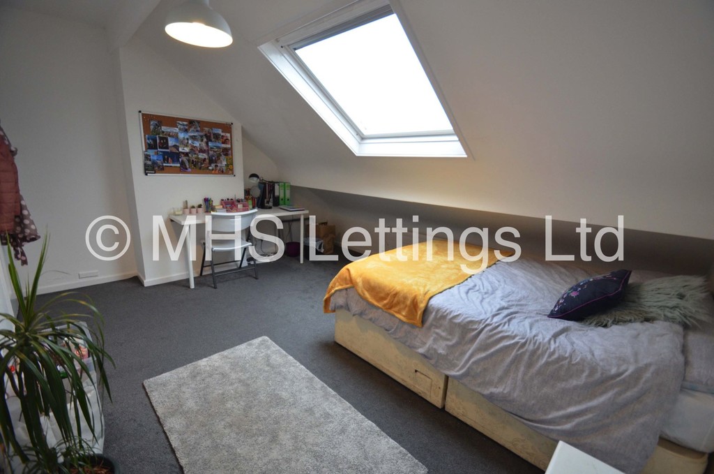 Photo of 4 Bedroom Mid Terraced House in 3 Newport Gardens, Leeds, LS6 3DA