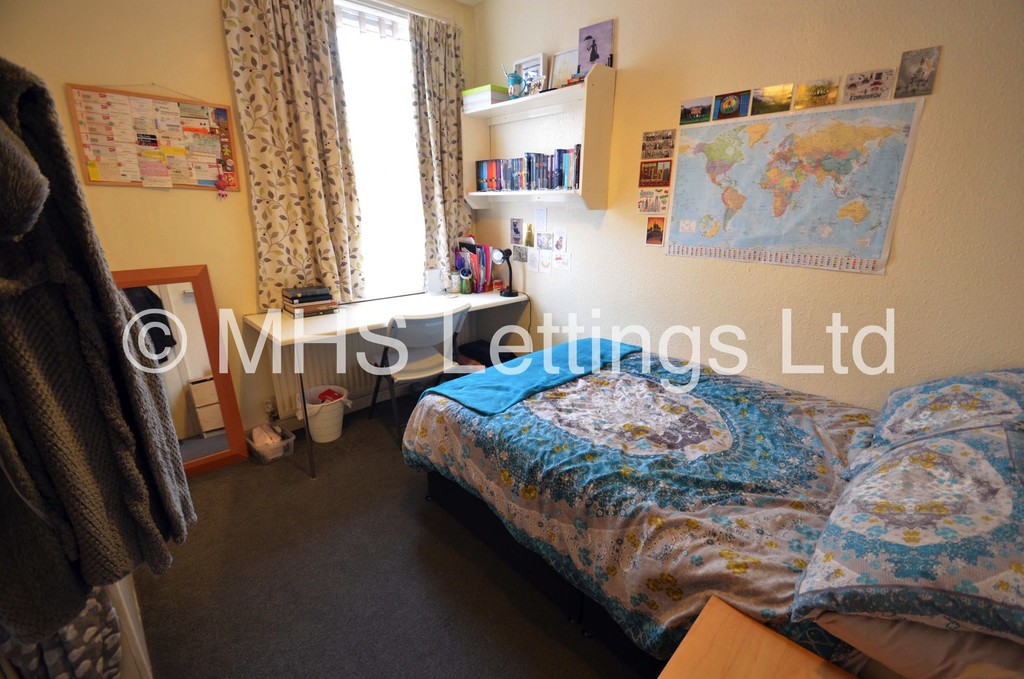 Photo of 4 Bedroom Mid Terraced House in 3 Newport Gardens, Leeds, LS6 3DA