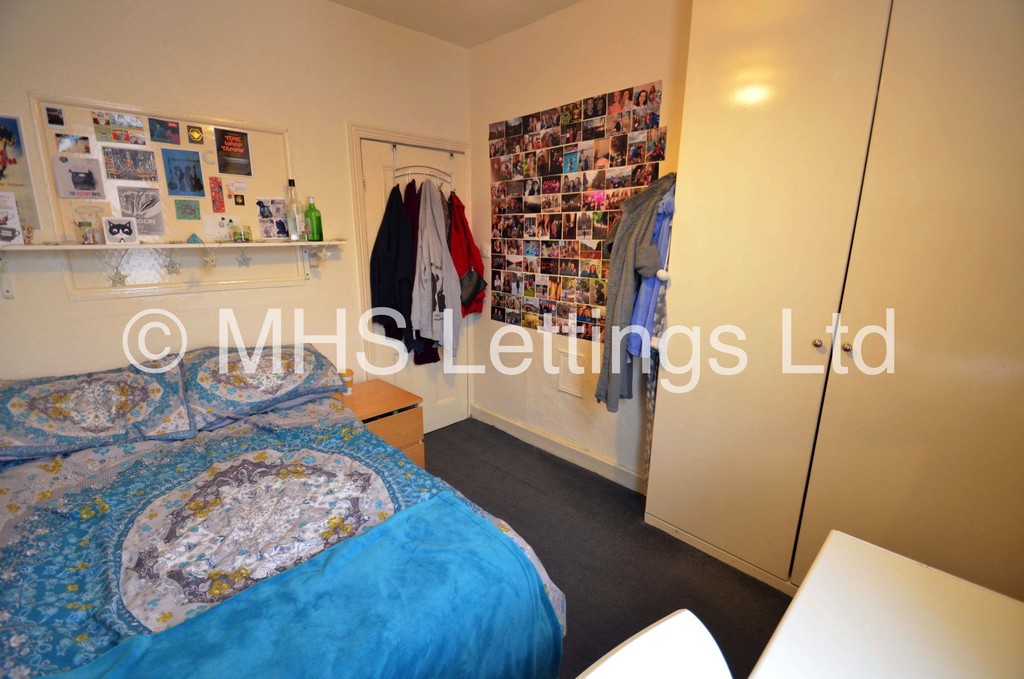 Photo of 4 Bedroom Mid Terraced House in 3 Newport Gardens, Leeds, LS6 3DA