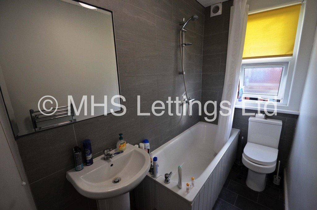 Photo of 4 Bedroom Mid Terraced House in 3 Newport Gardens, Leeds, LS6 3DA