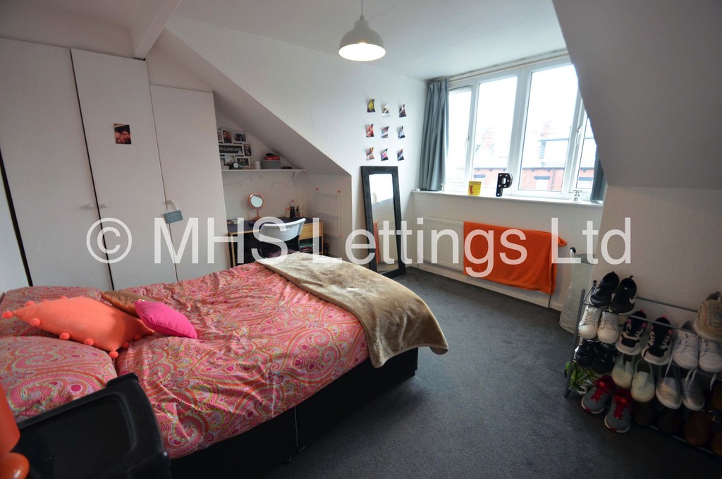 Photo of 4 Bedroom Mid Terraced House in 3 Newport Gardens, Leeds, LS6 3DA